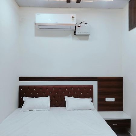 Goenka Home Stay Barsana Chhata Kültér fotó